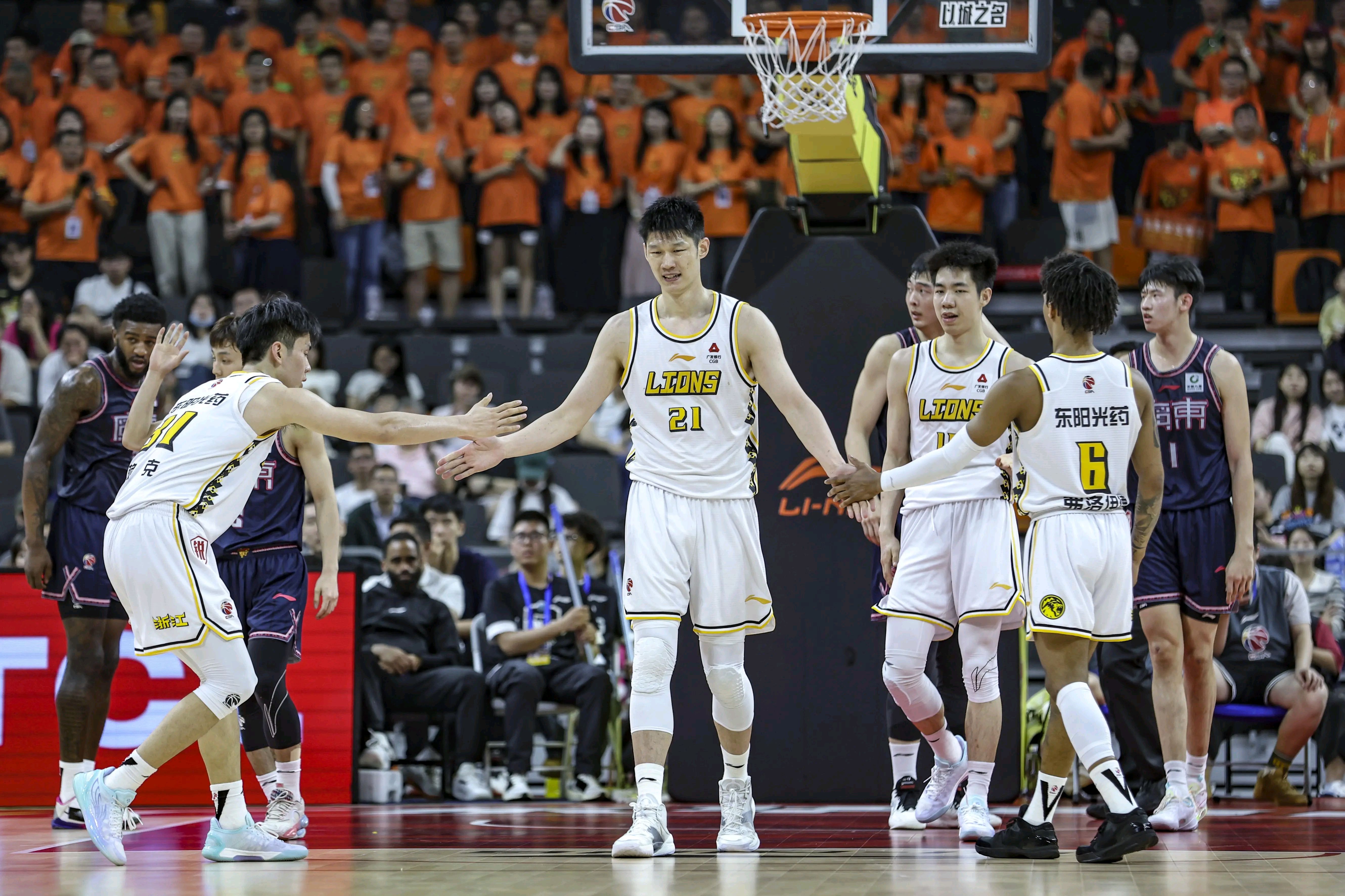 一场经典之战！CBA点燃球迷热情