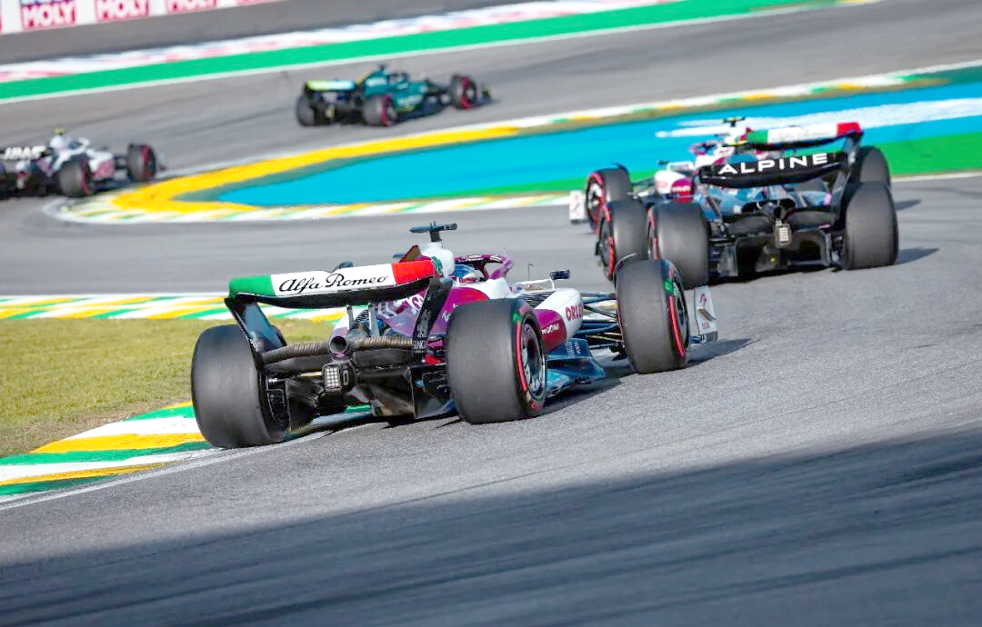 阿斯顿马丁轻取雷诺车队，周冠宇关键制胜