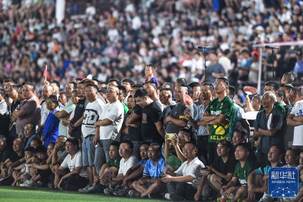 激烈足球比赛掀起热情高潮，球队拼搏