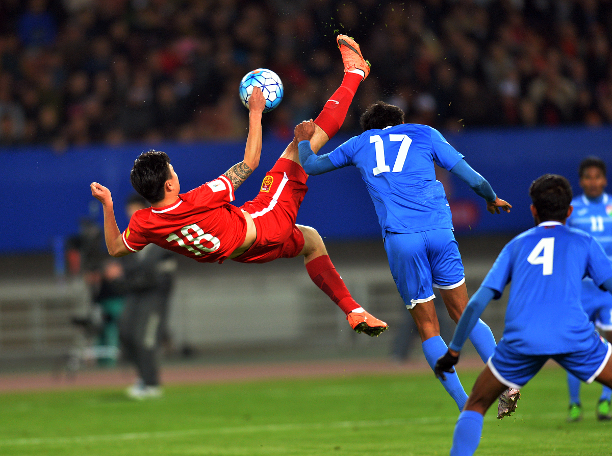 激烈足球比赛掀起热情高潮，球队拼搏