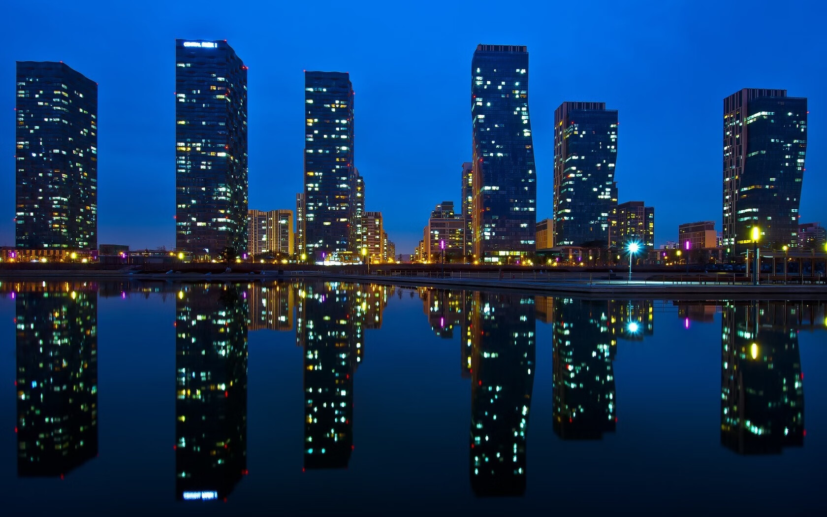 爱游戏官方-疆场与赛道，两种征服，一种王者之心